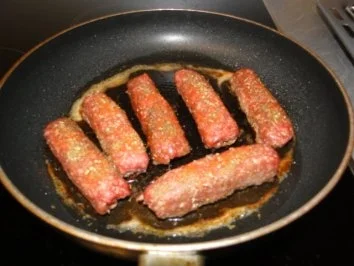 Cevapcici mit knusprigen Kartoffelecken, dazu Kräuterquark und grünen Paprikagemüse - Rezept - Bild Nr. 5