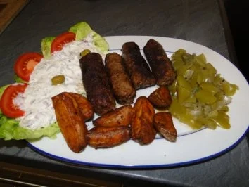 Cevapcici mit knusprigen Kartoffelecken, dazu Kräuterquark und grünen Paprikagemüse - Rezept - Bild Nr. 6