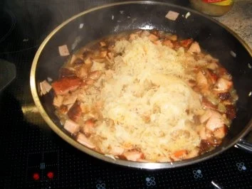 Rezept: Sauerkraut-Fleischwurst-Gulasch Bild Nr. 7 Sauerkraut-Fleischwurst-Gulasch - Rezept - Bild Nr. 7