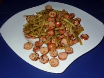 Scharfgebratene Nudeln mit Würstchen - Rezept