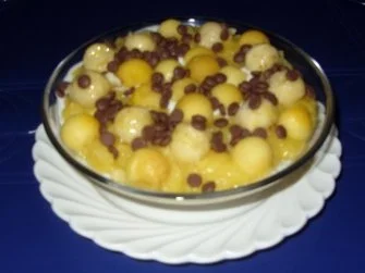 Rezept: Joghurt mit Mangopüree und Mango-Bananenkugeln und ein Hauch von Schokolade Joghurt mit Mangopüree und Mango-Bananenkugeln und ein Hauch von Schokolade - Rezept