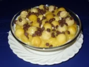 Joghurt mit Mangopüree und Mango-Bananenkugeln und ein Hauch von Schokolade - Rezept