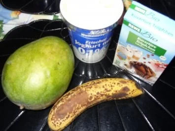 Rezept: Joghurt mit Mangopüree und Mango-Bananenkugeln und ein Hauch von Schokolade Bild Nr. 2 Joghurt mit Mangopüree und Mango-Bananenkugeln und ein Hauch von Schokolade - Rezept - Bild Nr. 2
