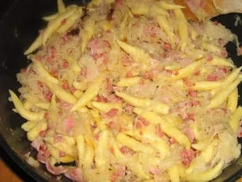 Rezept: Kraut-Schupfnudeln mit Speck und Schinken Bild Nr. 7 Kraut-Schupfnudeln mit Speck und Schinken - Rezept - Bild Nr. 7