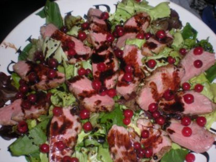 Festlicher Salat von Entenbrust mit Johannisbeeren und Feldsalat ...