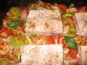 Rotbarschfilet auf Tomaten-Zwiebelgemüse mit Naturreis - Rezept