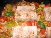 Rotbarschfilet auf Tomaten-Zwiebelgemüse mit Naturreis - Rezept