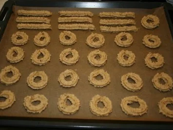 Spritzgebäck mit Haselnüssen - Rezept - Bild Nr. 3