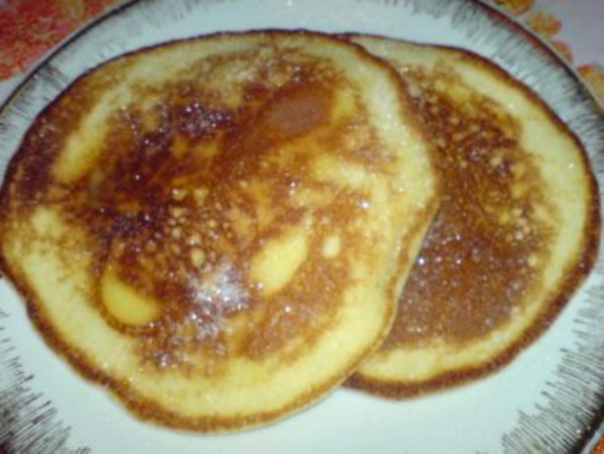 Frühstück mit Brote, Pancakes und einer Tasse Kaffee - Rezept - Bild Nr. 2