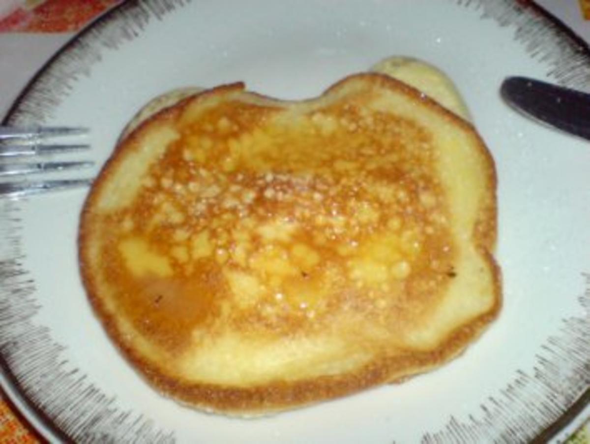 Frühstück mit Brote, Pancakes und einer Tasse Kaffee - Rezept - Bild Nr. 4
