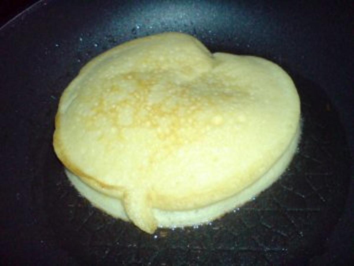 Frühstück mit Brote, Pancakes und einer Tasse Kaffee - Rezept - Bild Nr. 14