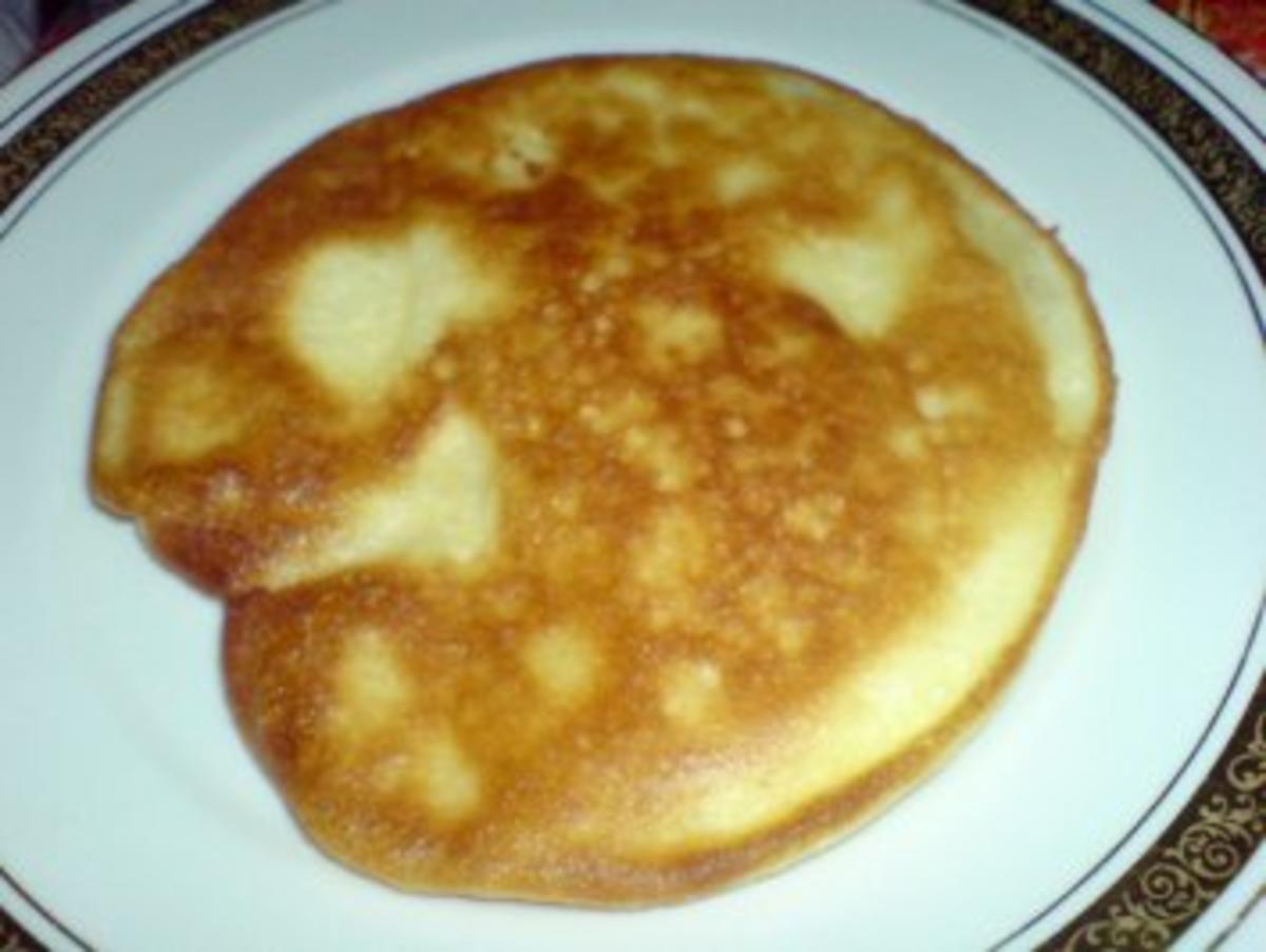 Frühstück mit Brote, Pancakes und einer Tasse Kaffee - Rezept - Bild Nr. 16