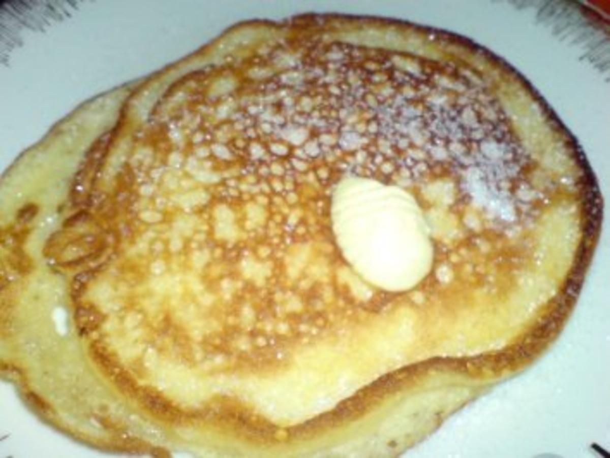Frühstück mit Brote, Pancakes und einer Tasse Kaffee - Rezept - Bild Nr. 17