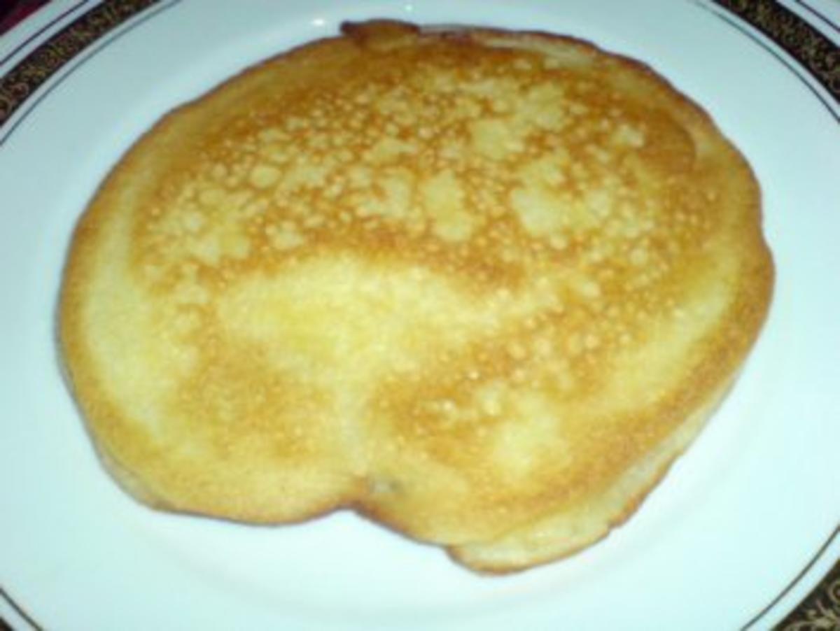 Frühstück mit Brote, Pancakes und einer Tasse Kaffee - Rezept - Bild Nr. 18