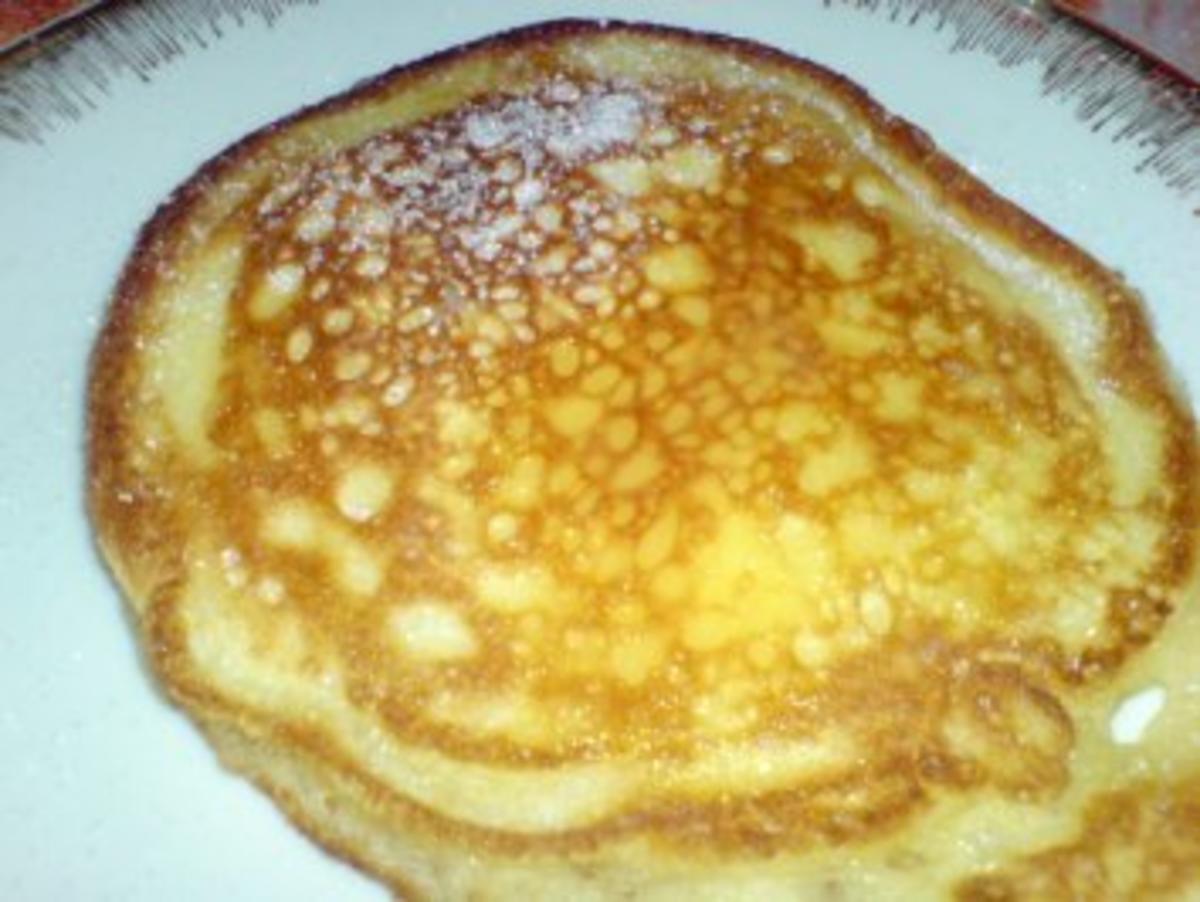 Frühstück mit Brote, Pancakes und einer Tasse Kaffee - Rezept - Bild Nr. 20
