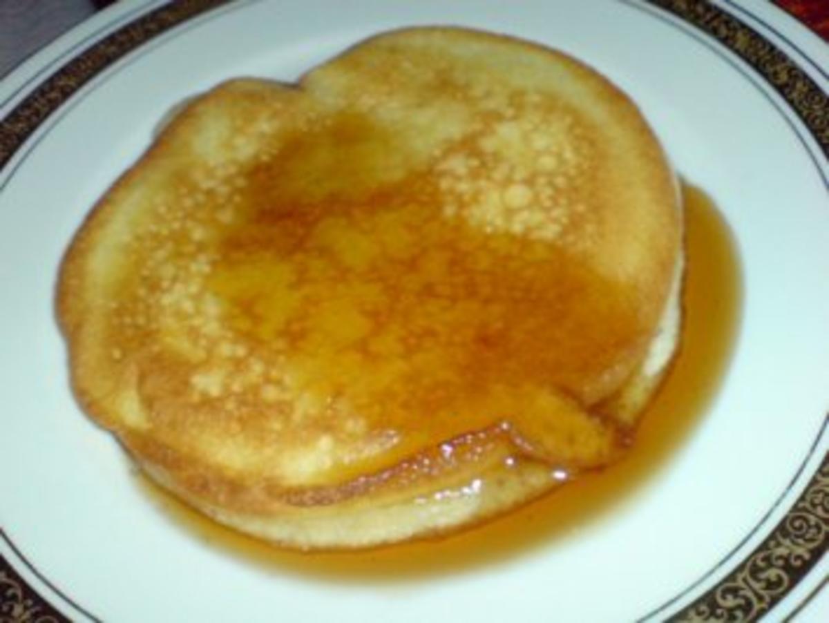 Frühstück mit Brote, Pancakes und einer Tasse Kaffee - Rezept - Bild Nr. 21