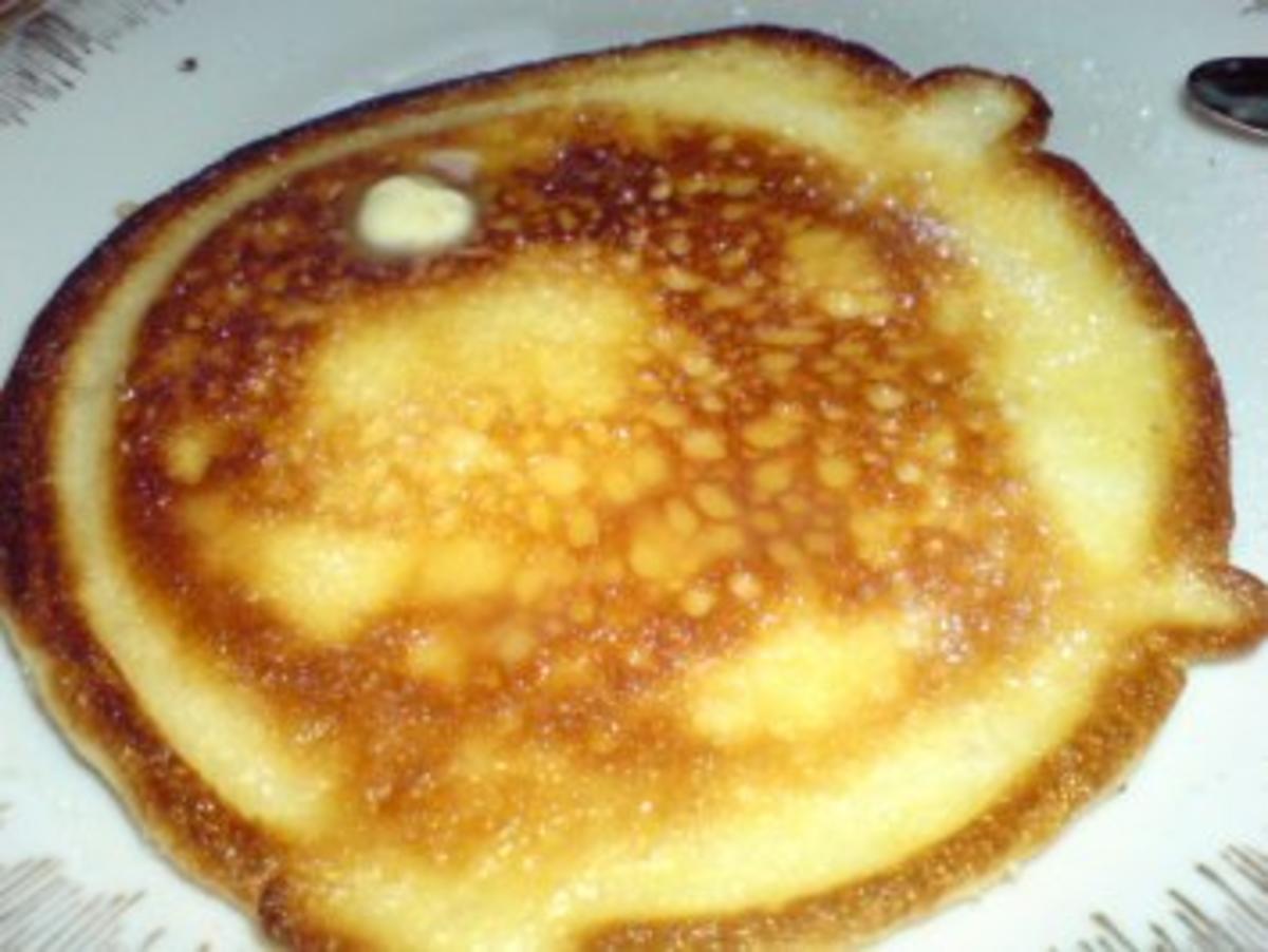 Frühstück mit Brote, Pancakes und einer Tasse Kaffee - Rezept - Bild Nr. 23