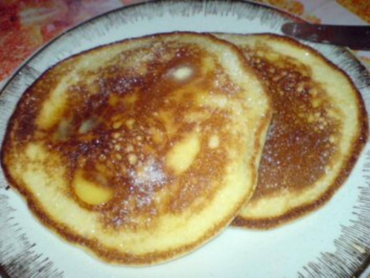 Frühstück mit Brote, Pancakes und einer Tasse Kaffee - Rezept - Bild Nr. 24