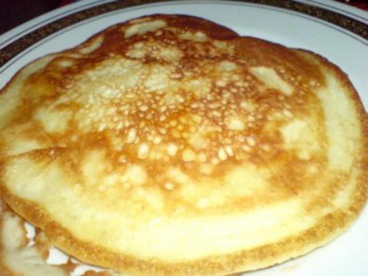 Frühstück mit Brote, Pancakes und einer Tasse Kaffee - Rezept - Bild Nr. 25