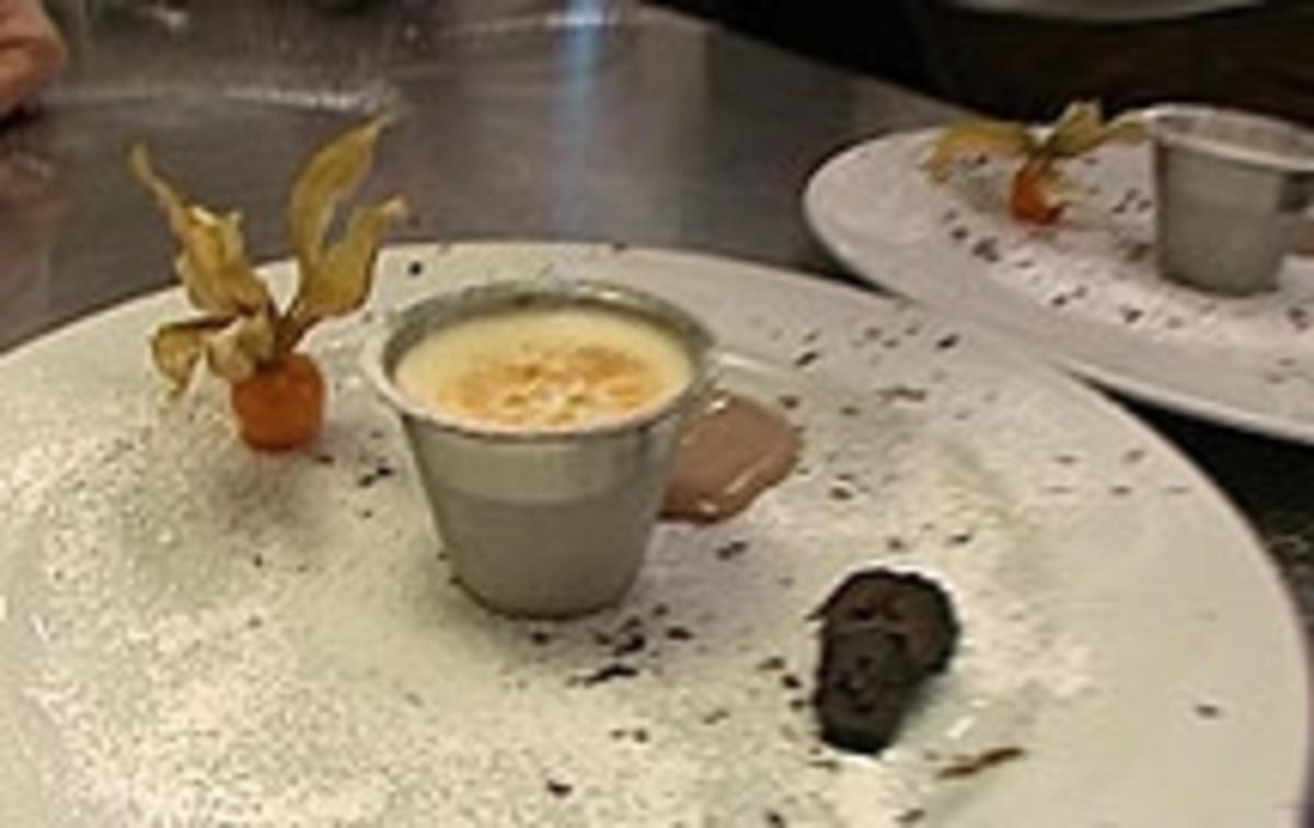 Karamellisiertes Kirschwasserparfait in Schokoschaum