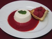 Buttermilchmousse mit Fruchtspiegel - Rezept