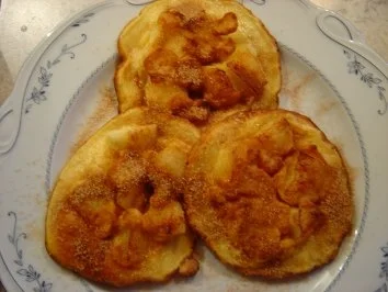 Rezept: Pfannküchlein mit Äpfeln, Zucker und Zimt... die Menge reicht für 8 kl. Küchlein Pfannküchlein mit Äpfeln, Zucker und Zimt... die Menge reicht für 8 kl. Küchlein - Rezept