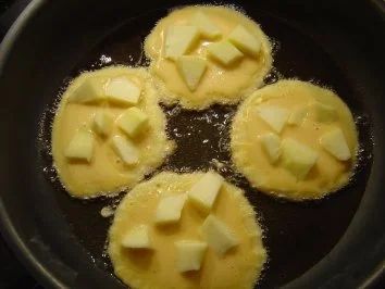 Rezept: Pfannküchlein mit Äpfeln, Zucker und Zimt... die Menge reicht für 8 kl. Küchlein Bild Nr. 2 Pfannküchlein mit Äpfeln, Zucker und Zimt... die Menge reicht für 8 kl. Küchlein - Rezept - Bild Nr. 2