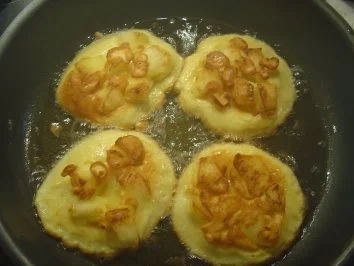 Rezept: Pfannküchlein mit Äpfeln, Zucker und Zimt... die Menge reicht für 8 kl. Küchlein Bild Nr. 4 Pfannküchlein mit Äpfeln, Zucker und Zimt... die Menge reicht für 8 kl. Küchlein - Rezept - Bild Nr. 4