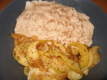 Winterlicher Zimt-Dinkelgriesbrei mit glasierten Apfelscheiben - Rezept - Bild Nr. 2