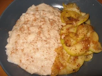 Winterlicher Zimt-Dinkelgriesbrei mit glasierten Apfelscheiben - Rezept - Bild Nr. 3