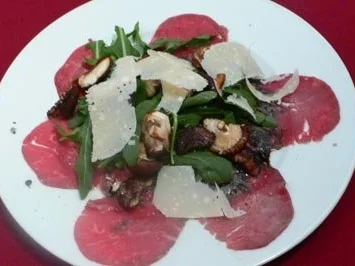 geflämmtes Rinderfilet mit Rucola, Parmesan und Austernpilzen - Rezept