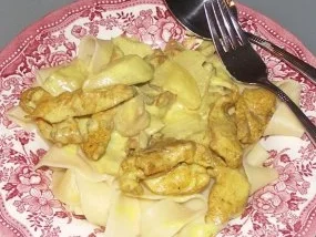 Putencurry mit Birne auf Bandnudeln - Rezept