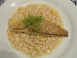 Tilapiafilet auf weißen Bohnen mit Erdnusssauce - Rezept