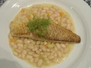 Tilapiafilet auf weißen Bohnen mit Erdnusssauce - Rezept