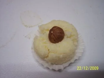 Rezept: Kokoskugeln ( Raffaello) Bild Nr. 2 Kokoskugeln ( Raffaello) - Rezept - Bild Nr. 2