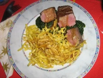 Rezept: Entenbrustflet auf einem Spinatbett an Mandel-Tagliatelle mit Orangen-Rotwein-Sauce Entenbrustflet auf einem Spinatbett an Mandel-Tagliatelle mit Orangen-Rotwein-Sauce - Rezept