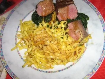 Rezept: Entenbrustflet auf einem Spinatbett an Mandel-Tagliatelle mit Orangen-Rotwein-Sauce Bild Nr. 5 Entenbrustflet auf einem Spinatbett an Mandel-Tagliatelle mit Orangen-Rotwein-Sauce - Rezept - Bild Nr. 5
