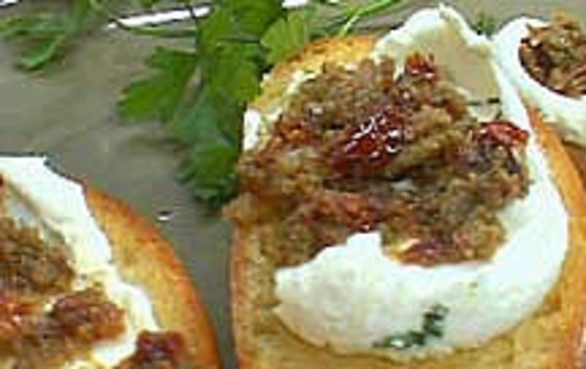 Crostinis mit Ziegenfrischkäse und Tapenade - Rezept