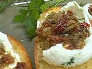 Crostinis mit Ziegenfrischkäse und Tapenade - Rezept