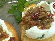 Crostinis mit Ziegenfrischkäse und Tapenade - Rezept