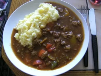 Rezept: HAUPTGERICHT - Hackfleischgulasch und Kartoffelbrei HAUPTGERICHT - Hackfleischgulasch und Kartoffelbrei - Rezept