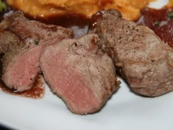 Schwein: Schweinefilet an Lebkuchensoße mit Süßkartoffelpüree - Rezept