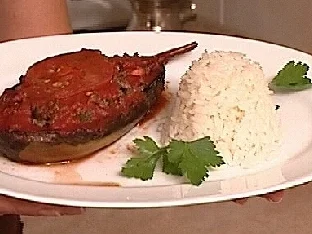 Rezept: Gebackene Auberginen-Schiffchen auf Safranreis Gebackene Auberginen-Schiffchen auf Safranreis - Rezept