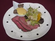 Roastbeefstreifen auf Blattsalat mit Trüffelmayonnaise - Rezept