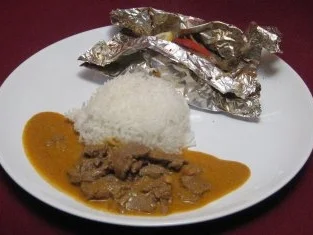 Rezept: Curryrind in süßer Erdnuss-Soße trifft gebackenen Fisch in Ingwer-Austernsoße Curryrind in süßer Erdnuss-Soße trifft gebackenen Fisch in Ingwer-Austernsoße - Rezept