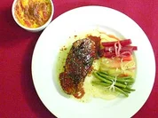 Gebratene Entenbrust mit Gemüsepäckchen und Kartoffel-Tomaten-Gratin - Rezept