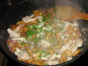 Rezept: Hähnchenbrustfiletstreifen mit Pfifferlingen im Blätterteigmantel Bild Nr. 5 Hähnchenbrustfiletstreifen mit Pfifferlingen im Blätterteigmantel - Rezept - Bild Nr. 5