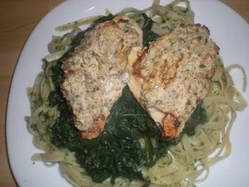 Rezept: HAUPTGANG- "Hühnchen mit Haselnuss- Krüstchen auf Bandnudeln mit Spinat" HAUPTGANG- "Hühnchen mit Haselnuss- Krüstchen auf Bandnudeln mit Spinat" - Rezept