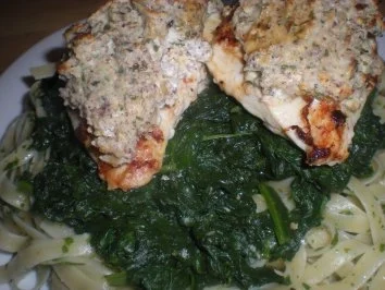 Rezept: HAUPTGANG- "Hühnchen mit Haselnuss- Krüstchen auf Bandnudeln mit Spinat" Bild Nr. 2 HAUPTGANG- "Hühnchen mit Haselnuss- Krüstchen auf Bandnudeln mit Spinat" - Rezept - Bild Nr. 2