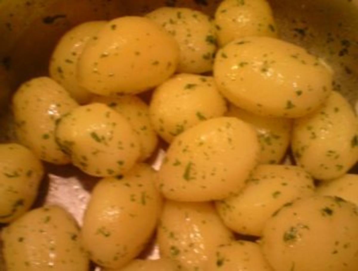 Petersilienkartoffeln mit Kleine festkochende Kartoffeln und Butter ...